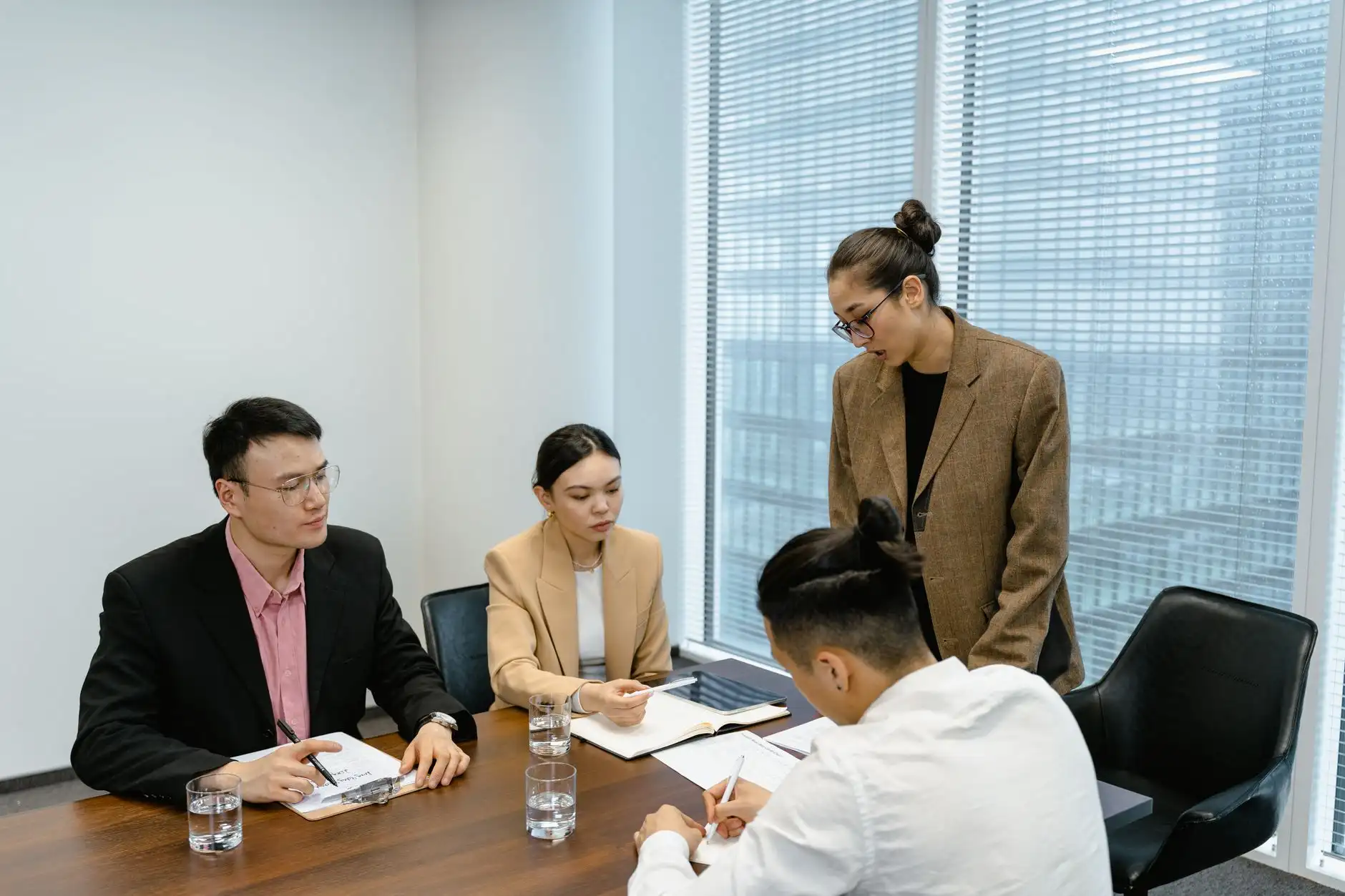 会议策划方案如何兼顾嘉宾接待与场地考察报告的完整性